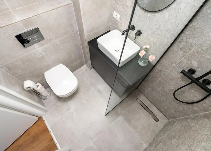 شقة Sunny 2br Flat - Amzei Square - Amazing Terrace *